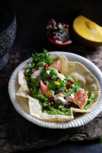Laksewrap med kiwi- og granateplesalsa